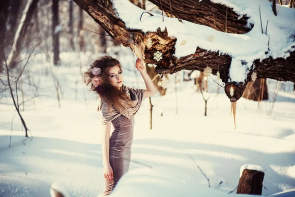 冬季的森林里的漂亮女孩 — 图库照片