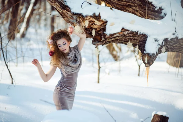 Bella ragazza nella foresta invernale — Foto Stock