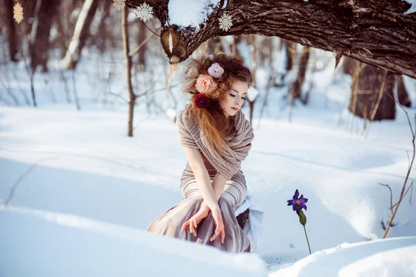 Vacker flicka i skogen vinter — Stockfoto