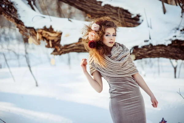 Bella ragazza nella foresta invernale — Foto Stock