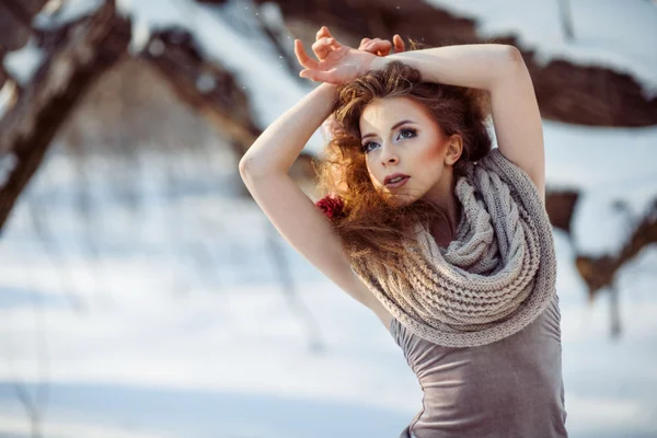 겨울 숲에서 아름 다운 소녀 — 스톡 사진