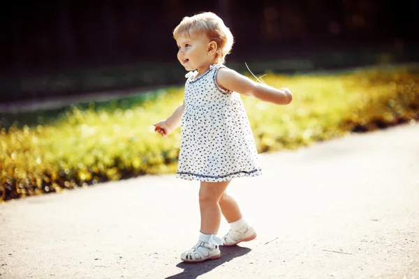 Little girl in the park — Stock Photo, Image