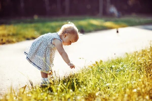 Petite fille dans le parc — Photo