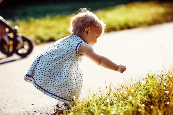 Klein meisje in het park — Stockfoto