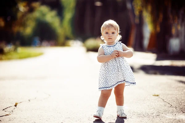 Little girl in the park — Stock Photo, Image