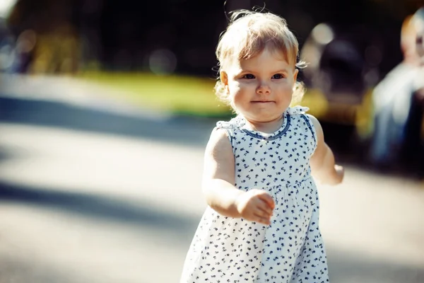 Little girl in the park — Stock Photo, Image