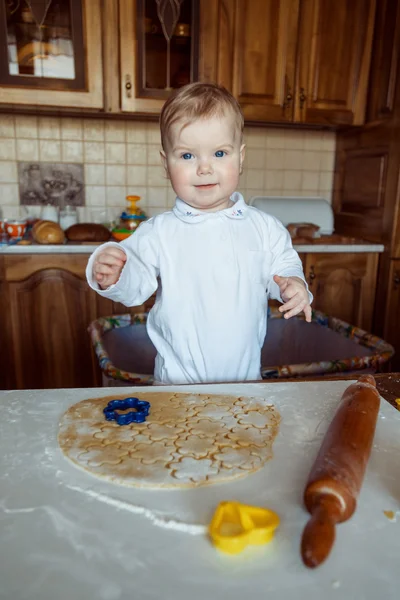 Child baking cookies — Stock Photo, Image