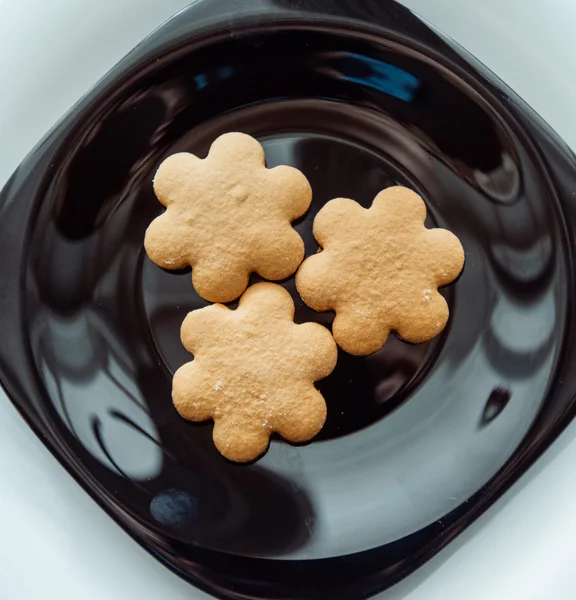 Montón de galletas en un plato negro —  Fotos de Stock