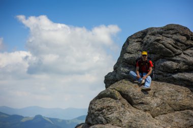 bir turist bir kayanın üzerinde