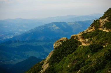 Dağlarda yaz manzarası