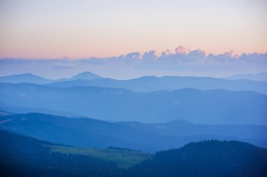 Dağlarda güzel bir gün batımı