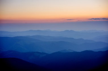 Dağlarda güzel bir gün batımı