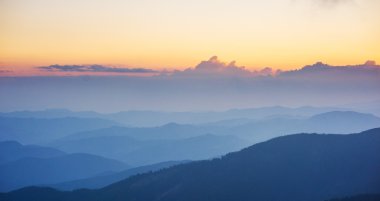 Dağlarda güzel bir gün batımı