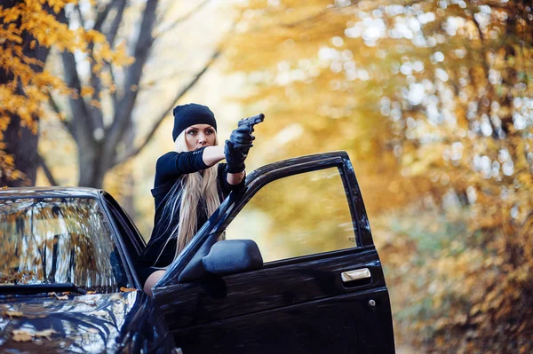 Menina loira sexy com arma — Fotografia de Stock