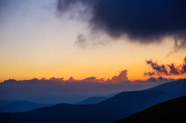 Prachtige zonsondergang in de bergen — Stockfoto