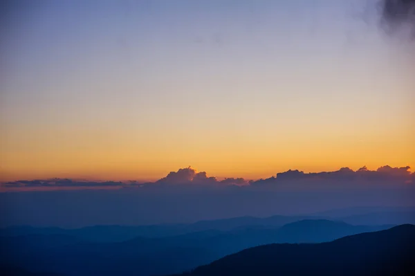 Schöner Sonnenuntergang in den Bergen — Stockfoto