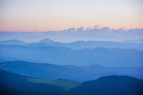 Prachtige zonsondergang in de bergen — Stockfoto