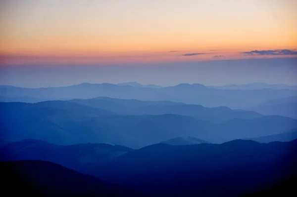 Schöner Sonnenuntergang in den Bergen — Stockfoto