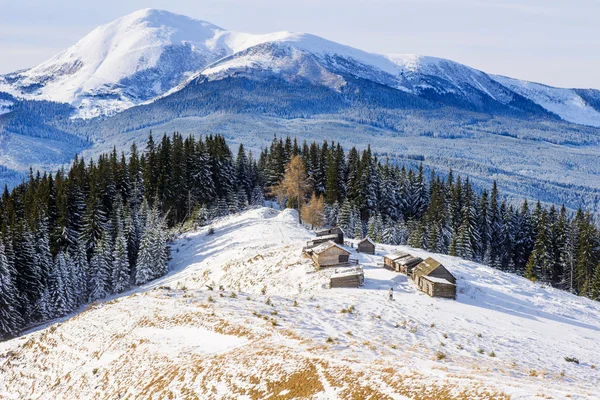 Met sneeuw bedekte bergen — Stockfoto