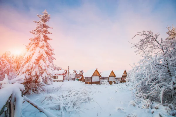 Krásný dřevěný dům v zimě slunečný den — Stock fotografie