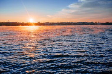 Deniz kenarında gün batımı