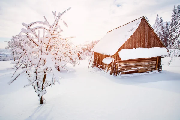 Hermosa casa de madera en un día soleado invierno — Foto de Stock