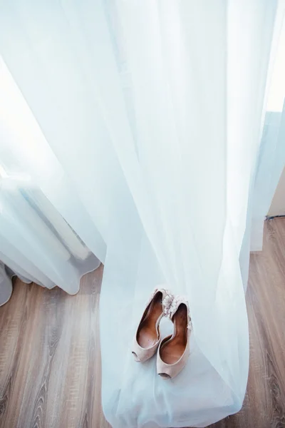 Chaussures de mariée élégantes et élégantes . — Photo