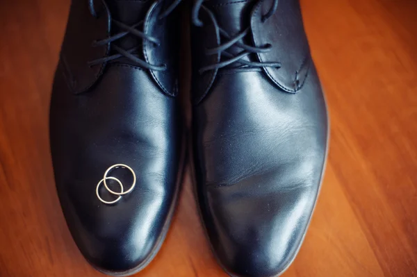 Black men shoes and wedding rings — Stock Photo, Image