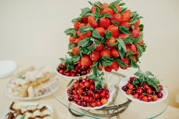 果物や宴会場のテーブルの上に花のケータリング — ストック写真