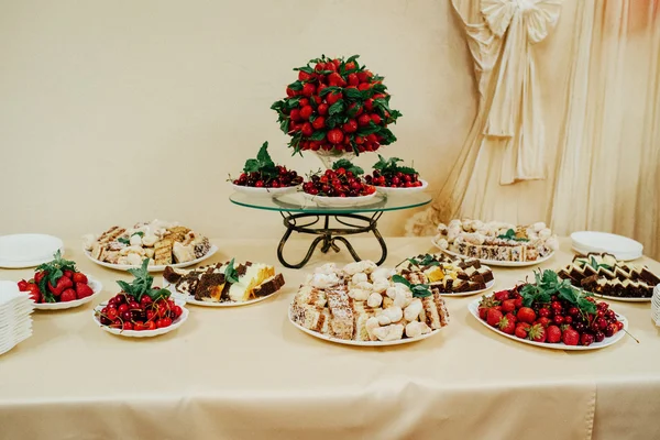 果物や宴会場のテーブルの上に花のケータリング — ストック写真
