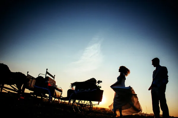 Casal ao pôr do sol — Fotografia de Stock