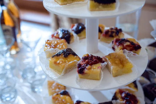 Muchas porciones de postre sabroso dulce en buffet — Foto de Stock