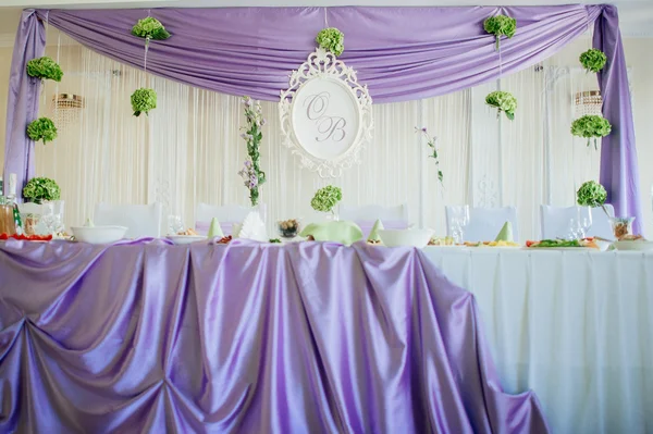 Ein gedeckter Hochzeitstisch in einem Restaurant — Stockfoto