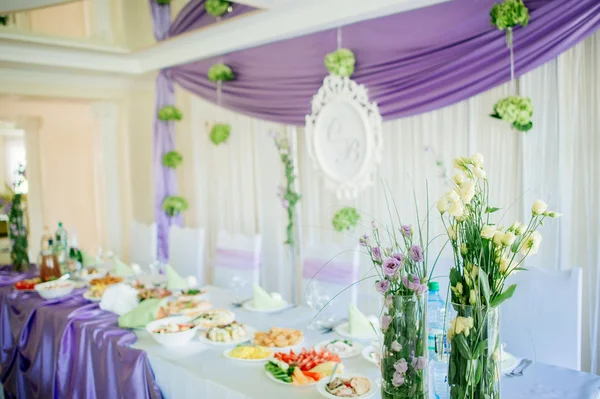 Uma mesa de banquete de casamento colocada em um restaurante — Fotografia de Stock