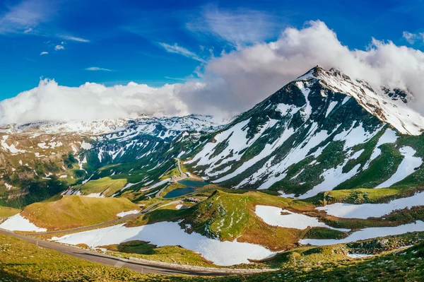 Charmante zomerdag in de Zwitserse Alpen — Stockfoto