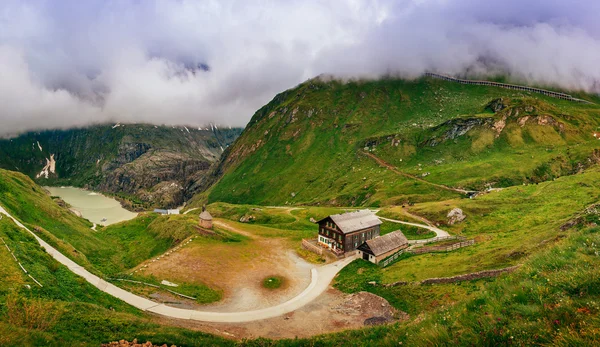Letní Alpy jsou v mlze — Stock fotografie