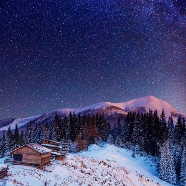 Fantastik kış meteor yağmuru ve karla kaplı dağlar