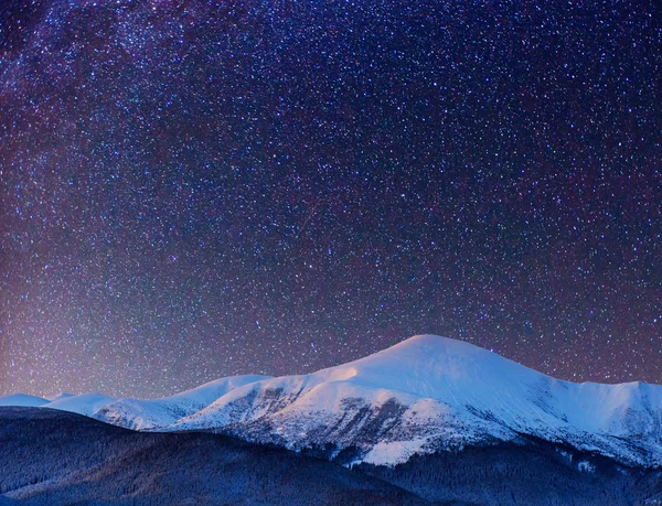 Fantastik kış meteor yağmuru ve karla kaplı dağlar — Stok fotoğraf