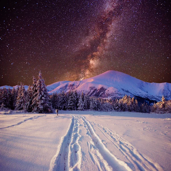 Fantasztikus téli meteorzápor, és a hófödte hegyek — Stock Fotó