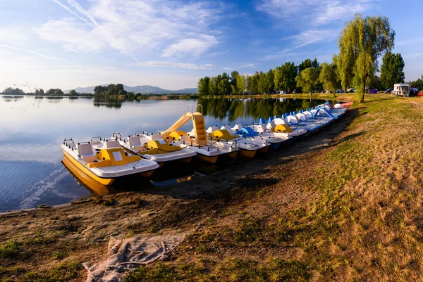 Barcos a pedal en el estanque —  Fotos de Stock
