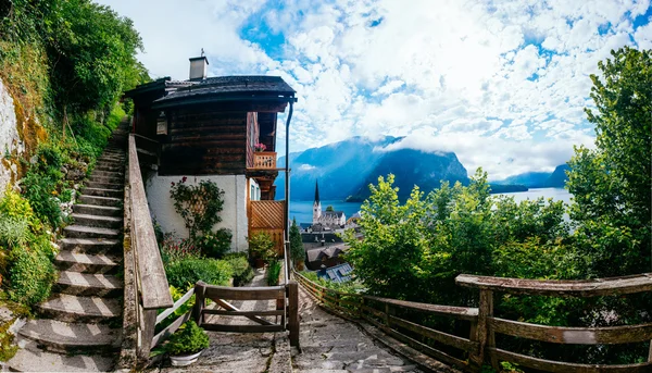 Belles maisons dans les montagnes près de la mer — Photo