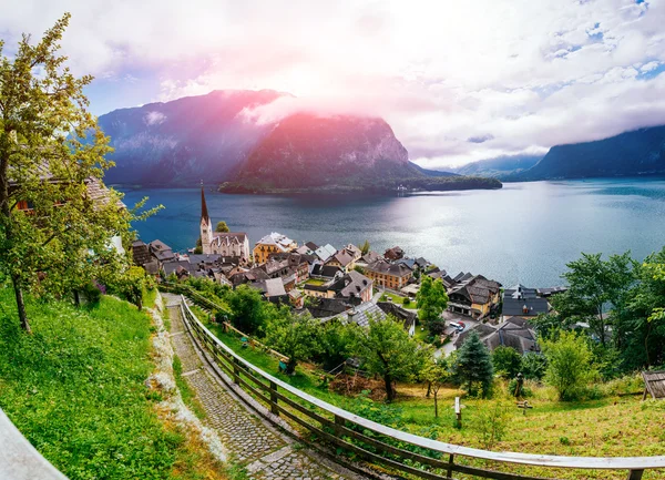 Belles maisons dans les montagnes près de la mer — Photo