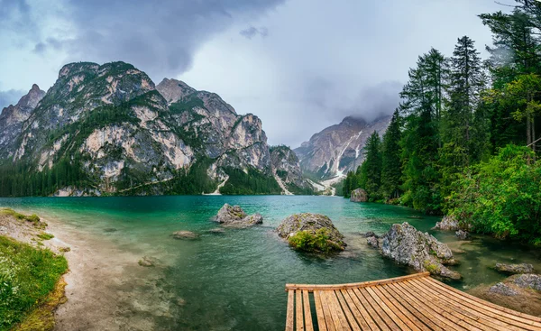 Гірське озеро між гір — стокове фото