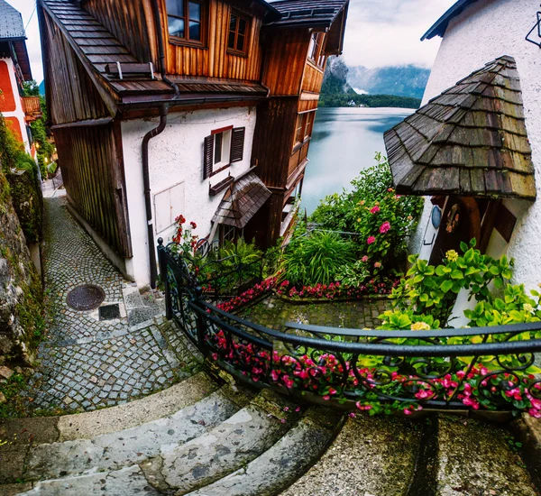 Belles maisons dans les montagnes près de la mer — Photo