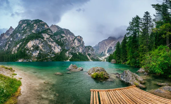 Lago di montagna tra le montagne Foto Stock