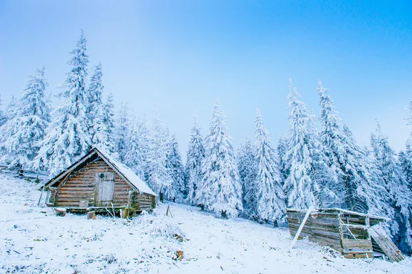 Casa de campo idílica no inverno — Fotografia de Stock