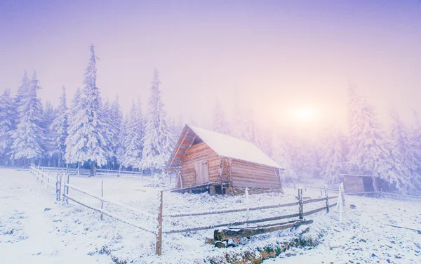 Sonnenuntergang in den Winterbergen und fantastisches Chalet — Stockfoto