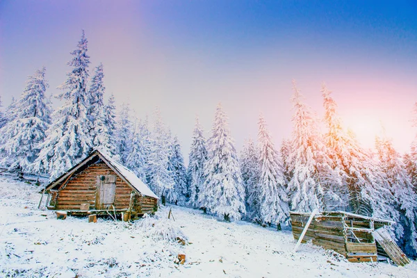 Puesta de sol en las montañas de invierno y chalet fantástico —  Fotos de Stock