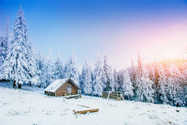 Naplemente a téli hegyek és a fantasztikus faház — Stock Fotó
