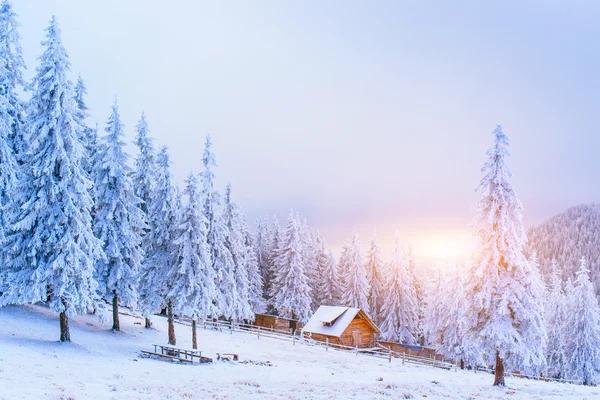Kabin a hegyekben télen — Stock Fotó